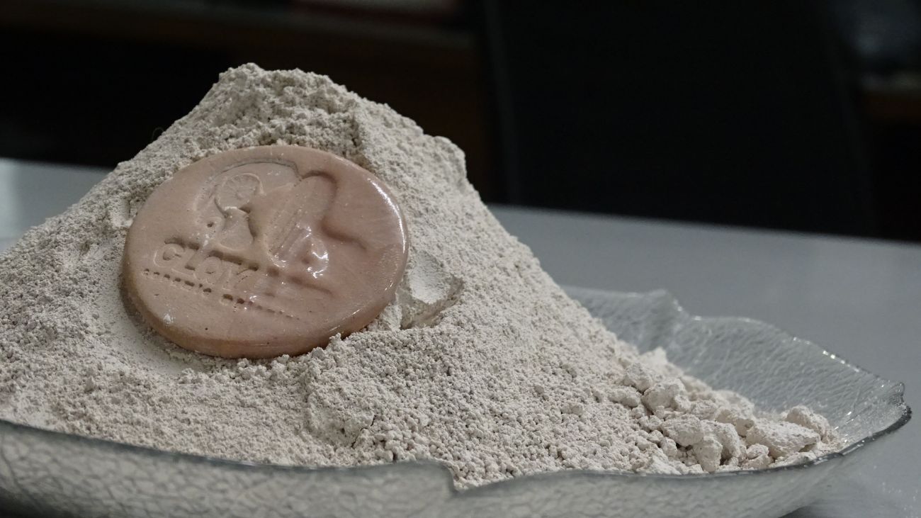 pink colored clay powder in a plate with a zoomed in view